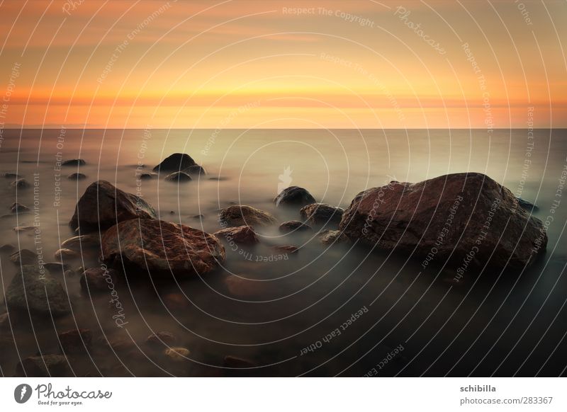 Roter Sonnenuntergang mit Wassernebel an der Ostsee harmonisch ruhig Ferien & Urlaub & Reisen Ferne Freiheit Sommer Sommerurlaub Strand Meer Insel Wellen Natur