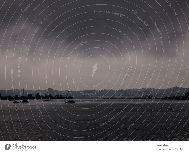 die letzten Boote Ferne Segeln Landschaft Urelemente Wasser Himmel Wolken Gewitterwolken Herbst Wetter schlechtes Wetter Unwetter Regen Seeufer Bucht Bootsfahrt