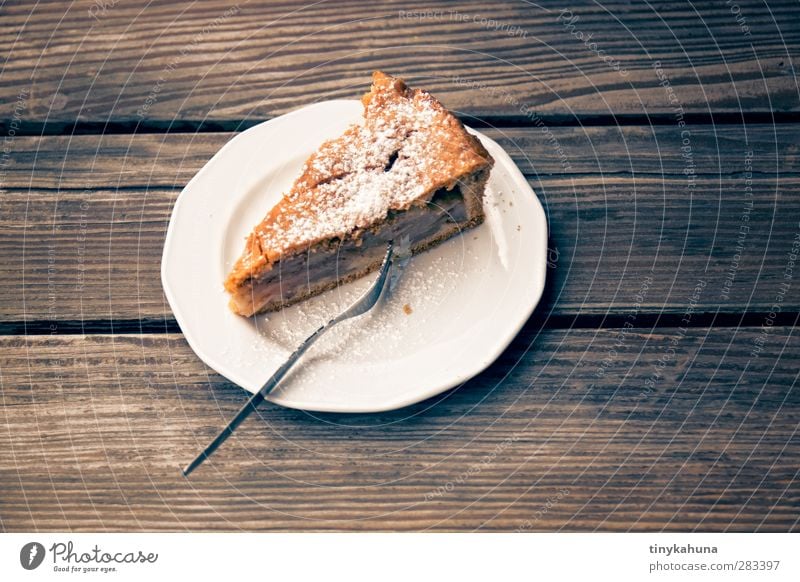 gedeckter Apfelkuchen Teigwaren Backwaren Kuchen Kaffeetrinken Garten Tisch Holz Essen genießen frisch lecker saftig süß Farbfoto Nahaufnahme Menschenleer Tag