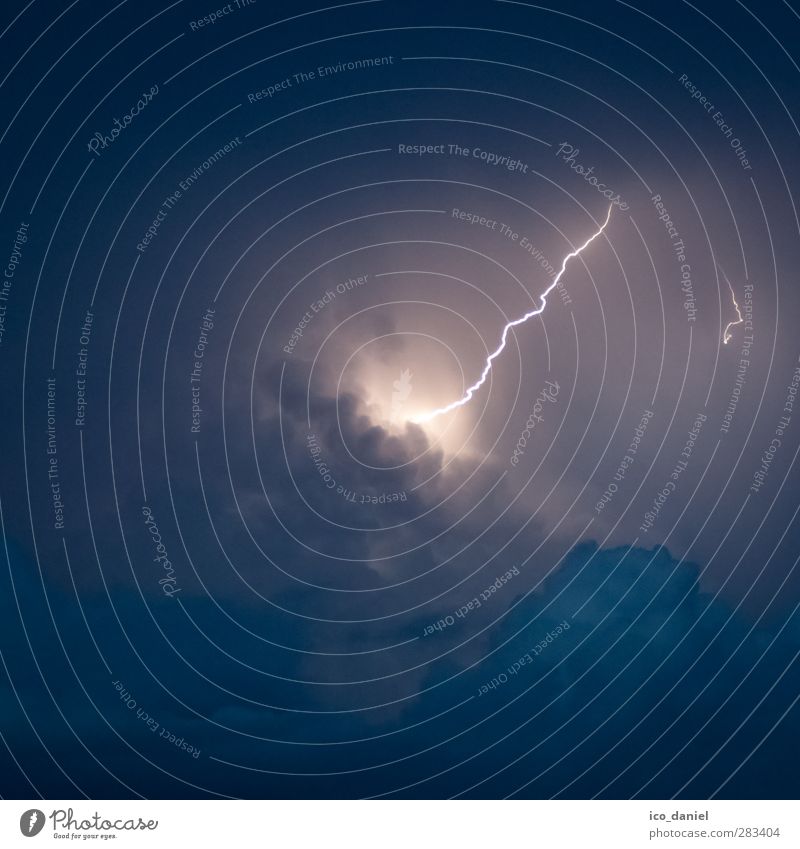 Donnerwetter II Urelemente Luft Wolken Gewitterwolken Klima Wetter schlechtes Wetter Unwetter Sturm Regen Blitze Angst Todesangst gefährlich Farbfoto