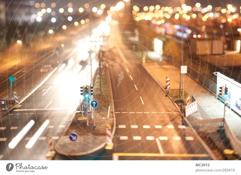 Mini City Stadt Bahnhof Straßenverkehr Linie Mobilität Farbfoto Außenaufnahme Experiment Abend Dämmerung Licht Unschärfe Bewegungsunschärfe Vogelperspektive