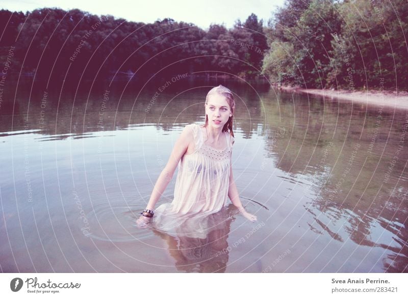 se(e)le. feminin Junge Frau Jugendliche Haare & Frisuren 1 Mensch 18-30 Jahre Erwachsene Umwelt Natur Schönes Wetter Park See Baum Seeufer Himmel (Jenseits)