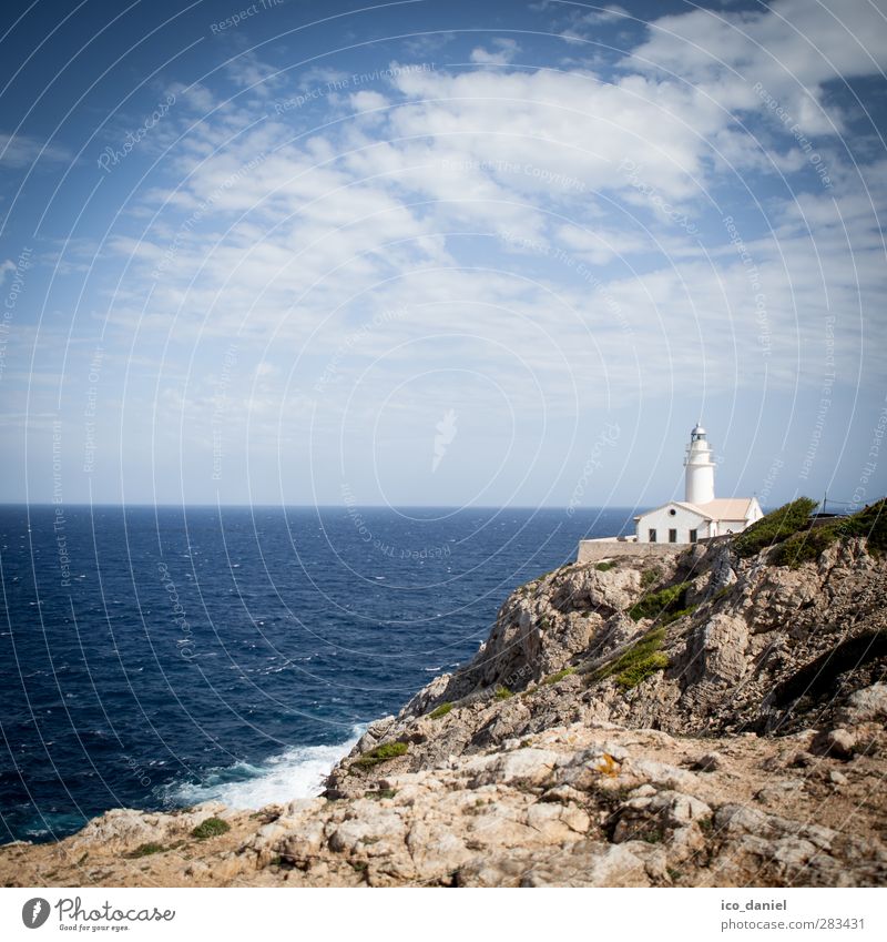 Kleiner Leuchtturm Ferien & Urlaub & Reisen Tourismus Ausflug Ferne Sightseeing Sommer Natur Landschaft Sonne Hügel Felsen Schlucht Wellen Küste Bucht Meer