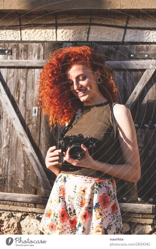 Junge Rothaarige Fotografin Frau Lifestyle Stil Freude Freizeit & Hobby Ferien & Urlaub & Reisen Tourismus Ausflug Sommer Arbeit & Erwerbstätigkeit Beruf