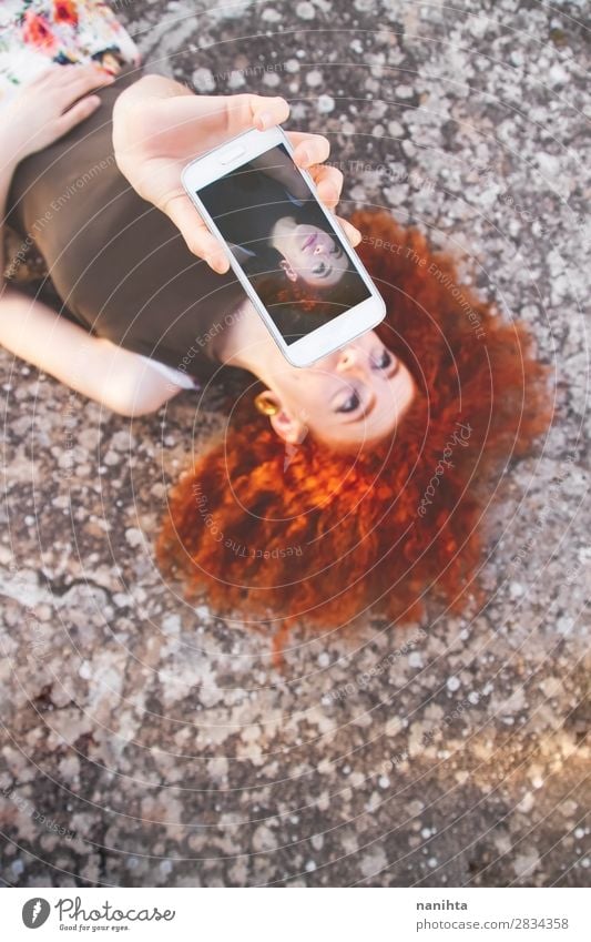 Junge beautifil Frau, die einen Selfie für Social Media macht. Lifestyle Stil Haare & Frisuren Freizeit & Hobby Ferien & Urlaub & Reisen Freiheit Sommer Telefon