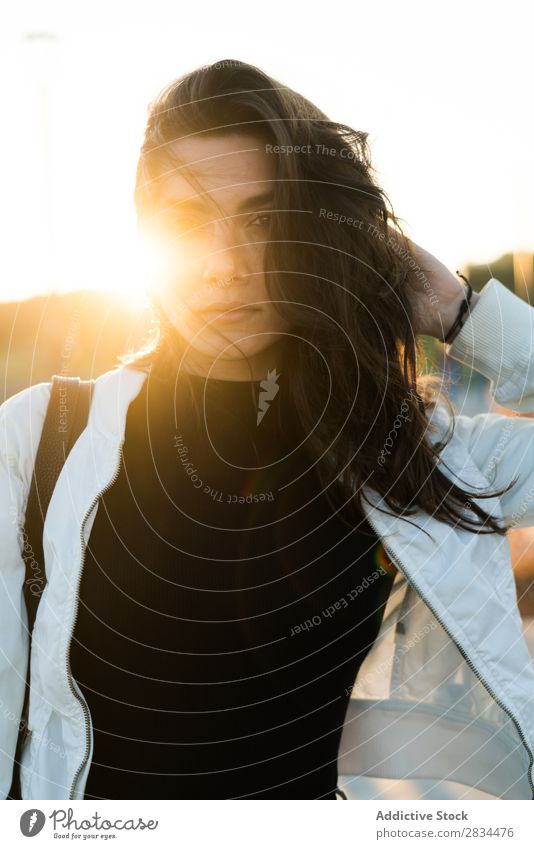 Sinnliche junge Frau im Gegenlicht Körperhaltung Porträt Stil genießen Stadt Schickimicki brünett selbstbewußt Jugendliche Model ernst emotionslos trendy modern