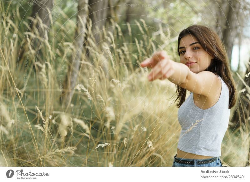 Junge lässige Frau auf der Natur Sommer Wald Menschliches Gesicht romantisch Tourismus Freiheit Landschaft Unbekümmertheit genießend modern Tourist schön