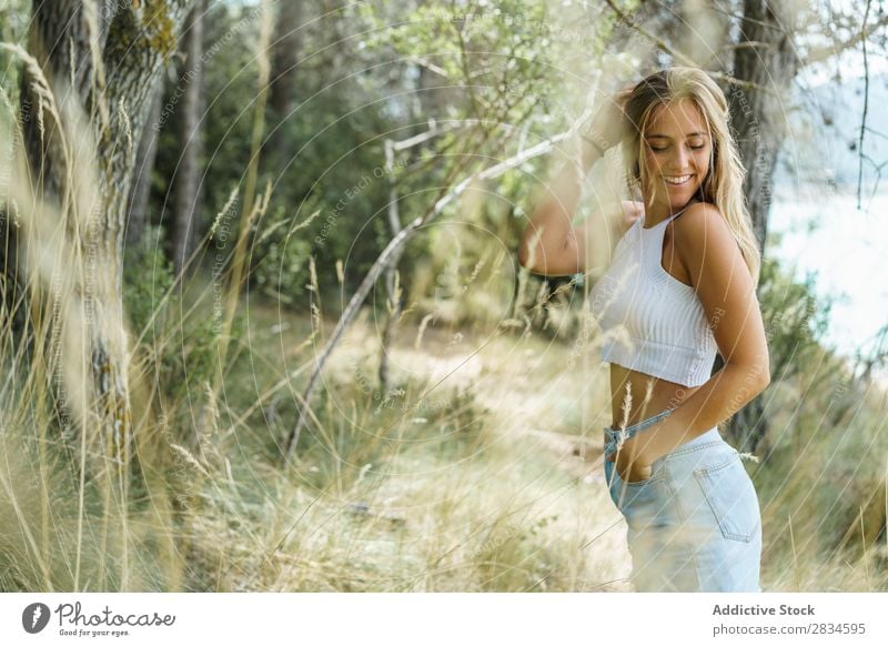 Junge lässige Frau auf der Natur Sommer Wald Menschliches Gesicht romantisch Tourismus Freiheit Landschaft Unbekümmertheit genießend modern Tourist schön