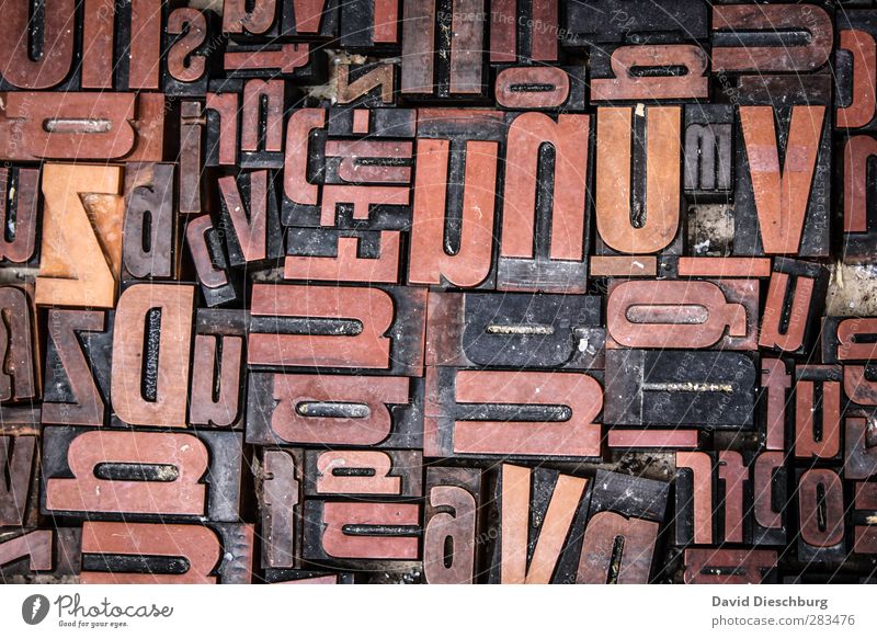 ndauzbQrDofcisZV Stein Holz Metall Zeichen Schriftzeichen blau braun gelb orange schwarz Buchstaben Buchstabensuppe Druckerei einzeln v q drucken Farbfoto