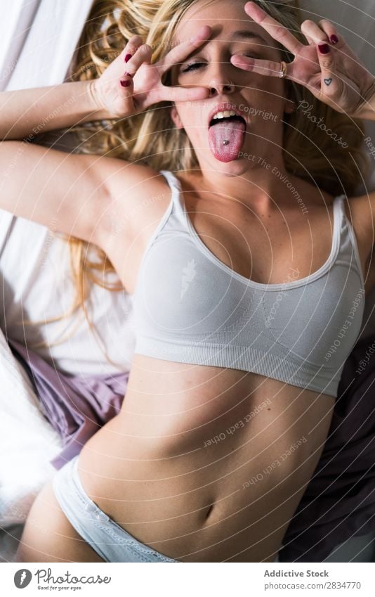 Sexy junge Frau in Dessous zu Hause Mensch Jugendliche Erotik Mädchen Kaukasier Glück heimwärts hübsch schön heiter Erholung Beautyfotografie weiß Porträt