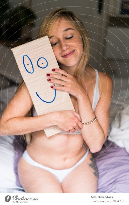 Sexy junge Frau zu Hause Mensch Jugendliche Erotik Mädchen Kaukasier Glück heimwärts hübsch schön heiter Erholung Beautyfotografie weiß Porträt Einsamkeit