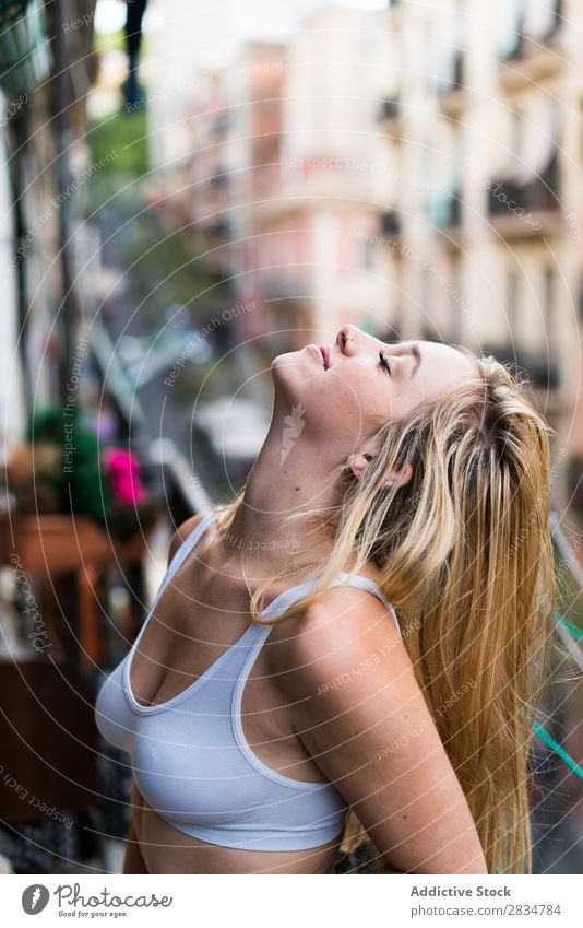 Sexy junge Frau, die auf dem Balkon atmet. Mensch Haus Jugendliche Erotik Mädchen Kaukasier Glück heimwärts hübsch schön heiter Erholung Beautyfotografie weiß