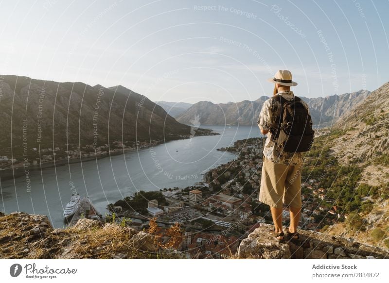 Tourist schaut auf die Stadt am Flussufer. Berge u. Gebirge Mann Mensch Dorf Aussicht Weg Landschaft Ferien & Urlaub & Reisen Natur Tourismus schön Tal Hügel