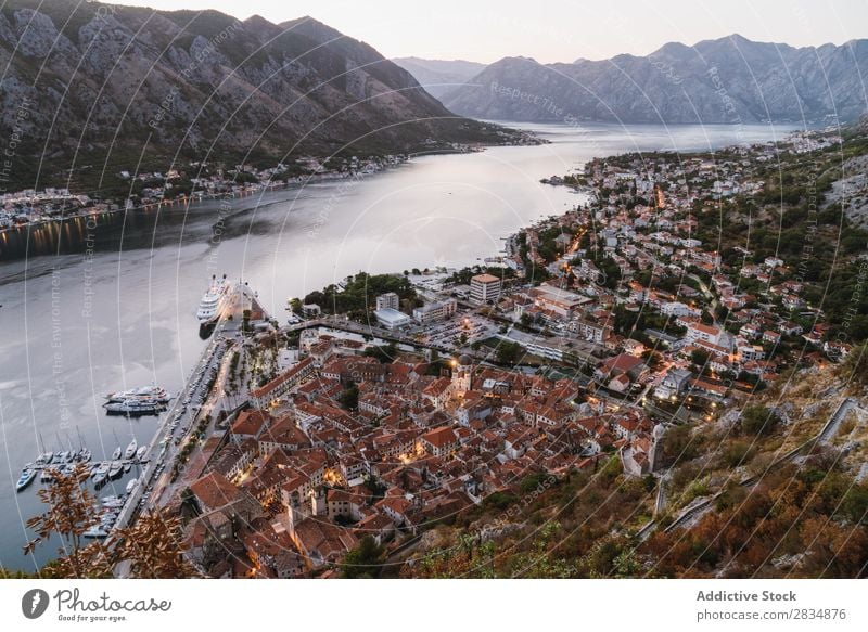 Großstadt am Fluss Stadt Berge u. Gebirge Dorf Aussicht Weg Landschaft Ferien & Urlaub & Reisen Natur Tourismus schön Tal Hügel Wasser alt Ausflugsziel