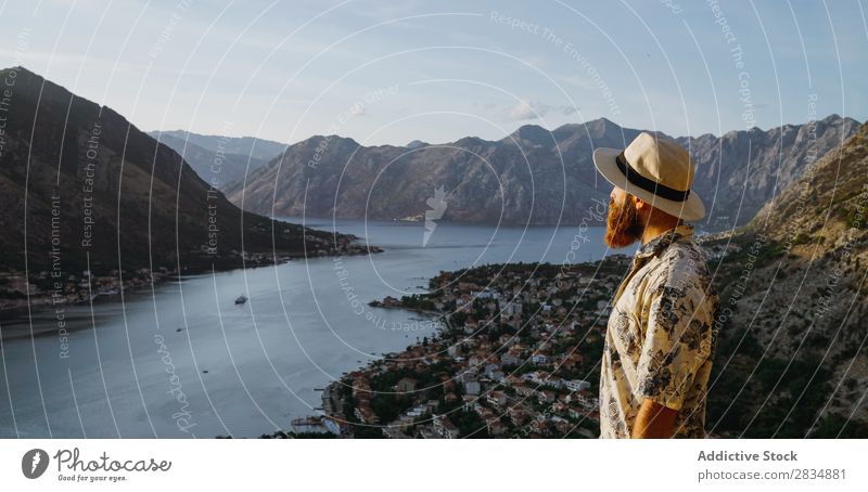 Tourist schaut auf die Stadt am Flussufer. Berge u. Gebirge Mann Mensch Dorf Aussicht Weg Landschaft Ferien & Urlaub & Reisen Hände hoch Natur Tourismus schön