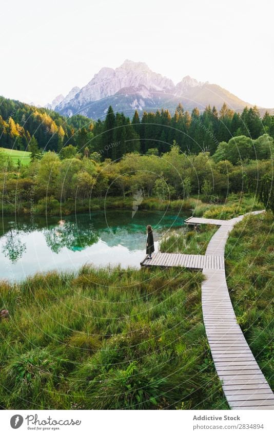 Person, die in einem kleinen Teich in grünen Wäldern posiert. Landschaft Berge u. Gebirge Wald Ferien & Urlaub & Reisen Gang Ausflugsziel Resort See natürlich