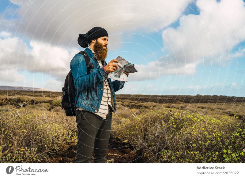 Tourist Mann mit Karte Feld Landkarte Navigation verirrt Rucksack stehen ruhen Wolken Natur Landschaft natürlich Lanzarote Spanien Aussicht