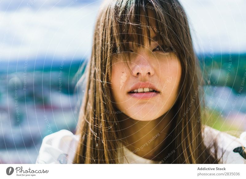 Sinnliche Frau in der Natur hübsch genießen stehen Blick in die Kamera Jugendliche schön Mädchen Porträt Gesicht Beautyfotografie Model Sommer Mensch attraktiv