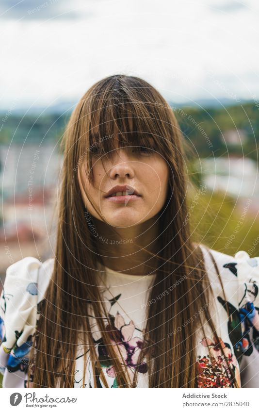 Sinnliche Frau in der Natur hübsch genießen stehen Blick in die Kamera Jugendliche schön Mädchen Porträt Gesicht Beautyfotografie Model Sommer Mensch attraktiv