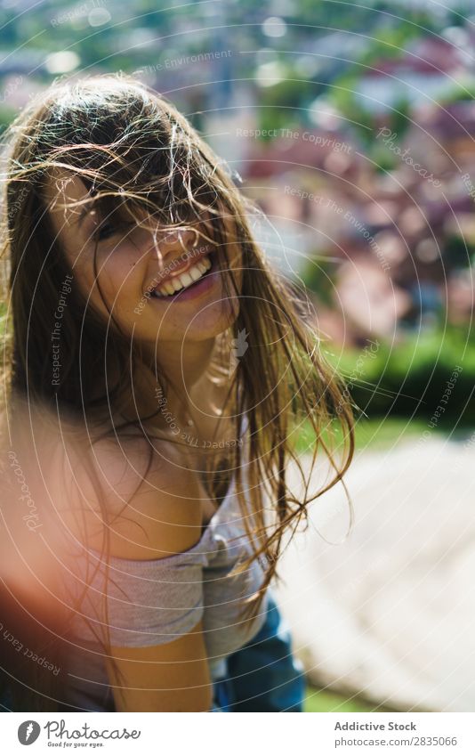 Sinnliche Frau in der Natur hübsch genießen stehen Blick in die Kamera Jugendliche schön Mädchen Porträt Gesicht Beautyfotografie Model Sommer Mensch attraktiv