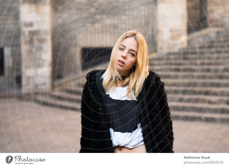 Frau in warmer Kleidung mit Blick auf die Kamera lässig Straße Großstadt Stadt Jugendliche schön Blick in die Kamera Textfreiraum Beautyfotografie attraktiv