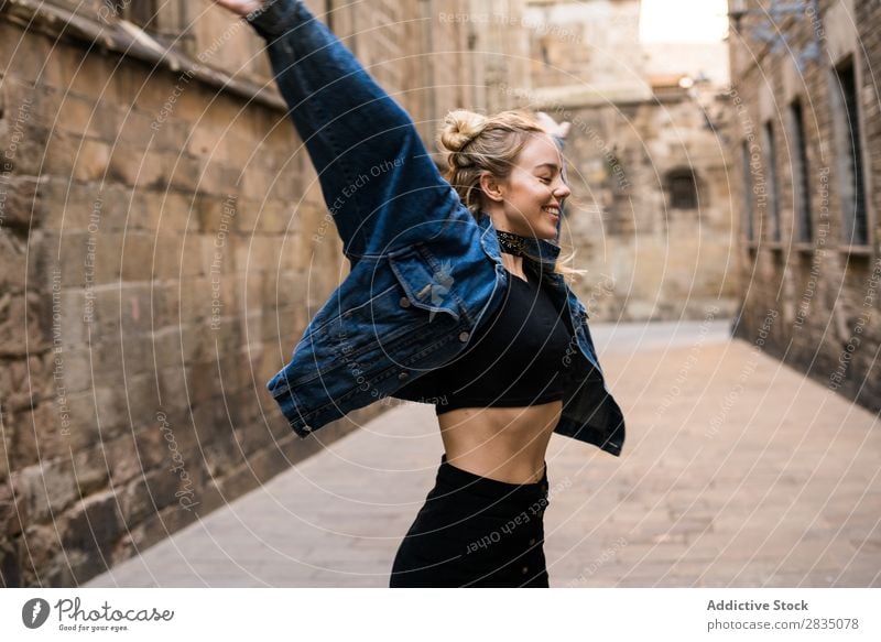 Fröhliche junge Frau lässig Straße Großstadt Stadt Jugendliche schön Blick in die Kamera Textfreiraum Beautyfotografie attraktiv Porträt Mensch Kaukasier hübsch