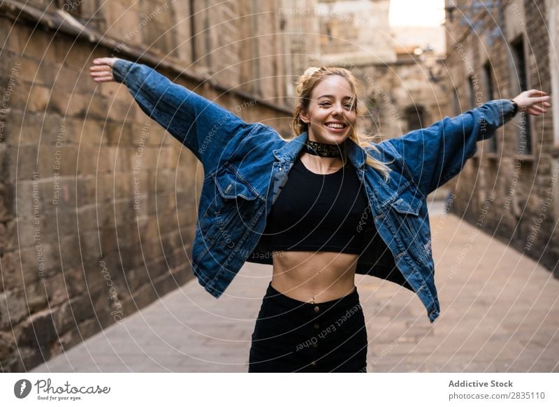 Lächelnde Frau mit breiten Händen Glück lässig Straße Großstadt Stadt Jugendliche schön Blick in die Kamera Textfreiraum Beautyfotografie attraktiv Porträt