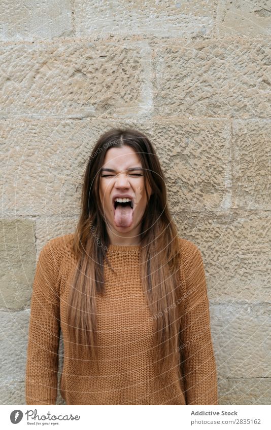 Frau mit Zunge in der Nähe der Ziegelwand ausspannen Mund geöffnet Augen geschlossen Backstein Wand Glück Mensch Kaukasier Jugendliche schön romantisch