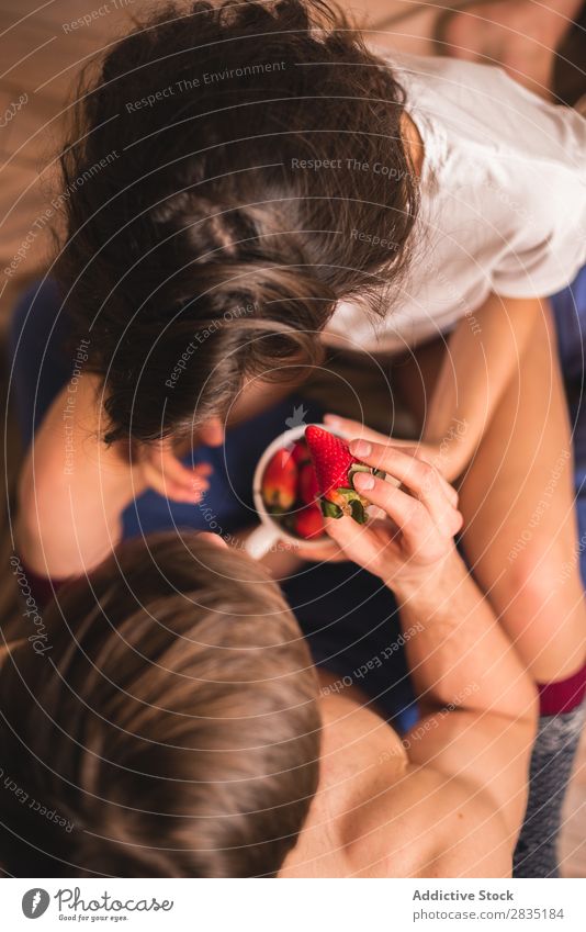 Paar mit Erdbeere von oben Erdbeeren Vogelperspektive Jugendliche Frau Mann Liebe Partnerschaft Beeren rot saftig Frucht Mensch 2 Romantik Zusammensein