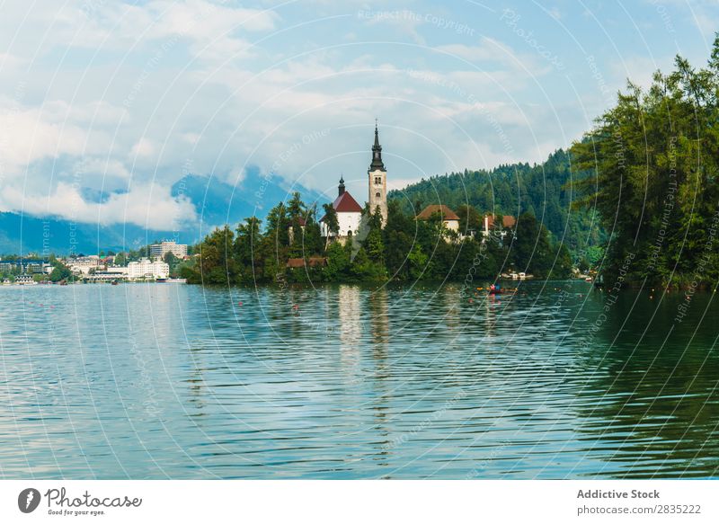 Altes Haus am Seeufer Gebäude Turm alt altehrwürdig Küste Aussicht Natur Wasser Landschaft Sommer blau grün schön Szene Ferien & Urlaub & Reisen Wald natürlich