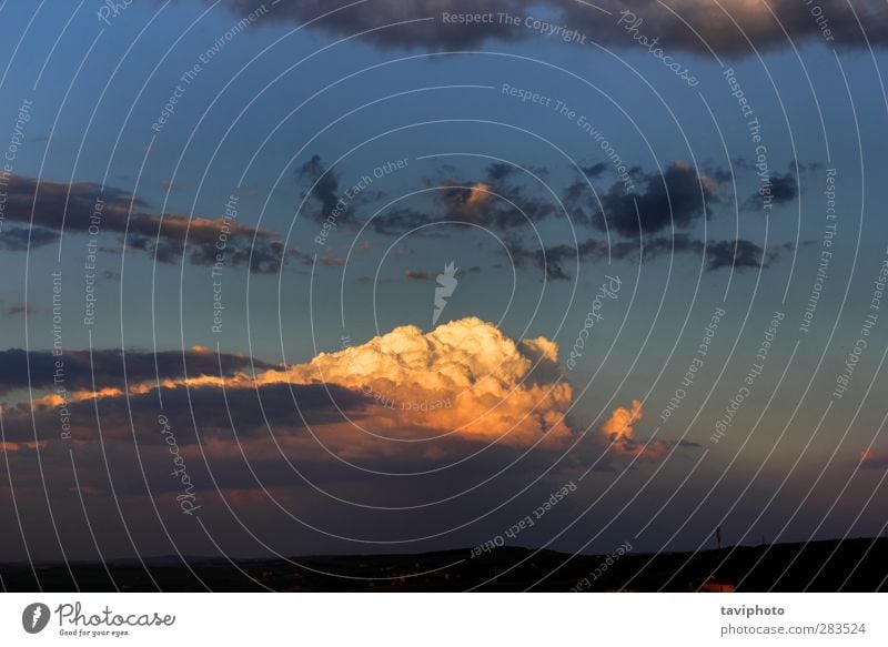 schöne Wolken in der Abenddämmerung harmonisch Sommer Sonne Umwelt Natur Urelemente Luft Himmel Gewitterwolken Horizont Sonnenlicht Klima Wetter Unwetter hell