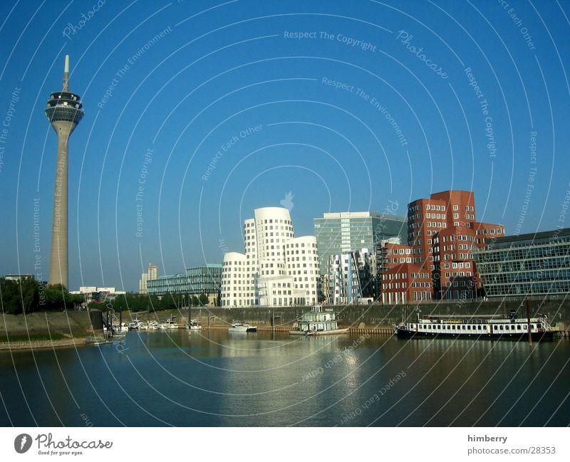 hafengegend Hafen Gehry Bauten Düsseldorf Himmel Turm Haus Rhein Wasser Fluss Gebäude Architektur modern medienhafen immobilienhandel