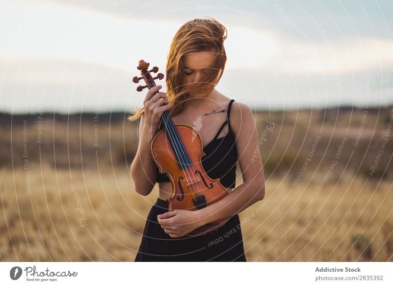 Hübsche Frau mit Geige auf dem Feld Musik Musiker Kunst Geiger Klassik Instrument schön klassisch Musical Spieler Leistung hübsch Kleid Jugendliche Natur Sommer