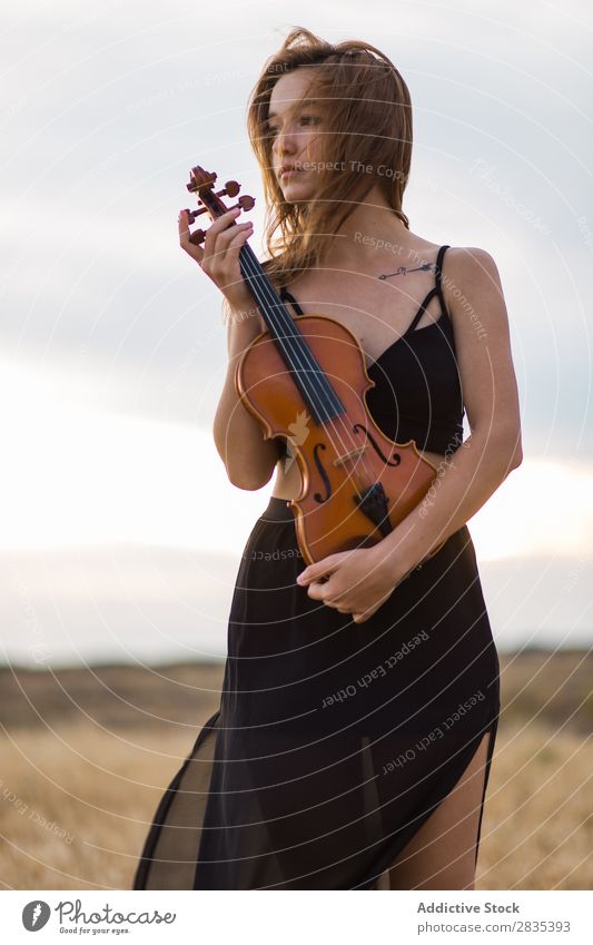 Hübsche Frau mit Geige auf dem Feld Musik Musiker Kunst Geiger Klassik Instrument schön klassisch Musical Spieler Leistung hübsch Kleid Jugendliche Natur Sommer