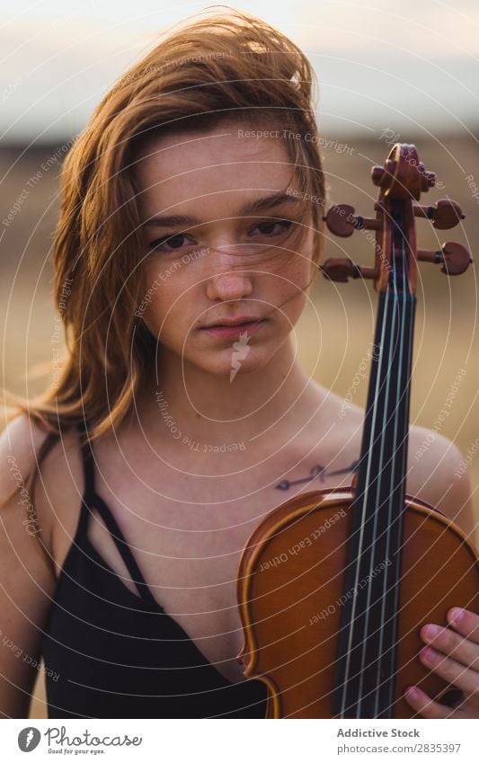 Hübsche Frau mit Geige auf dem Feld Musik Musiker Kunst Geiger Klassik Instrument schön klassisch Musical Spieler Leistung hübsch Kleid Jugendliche Natur Sommer