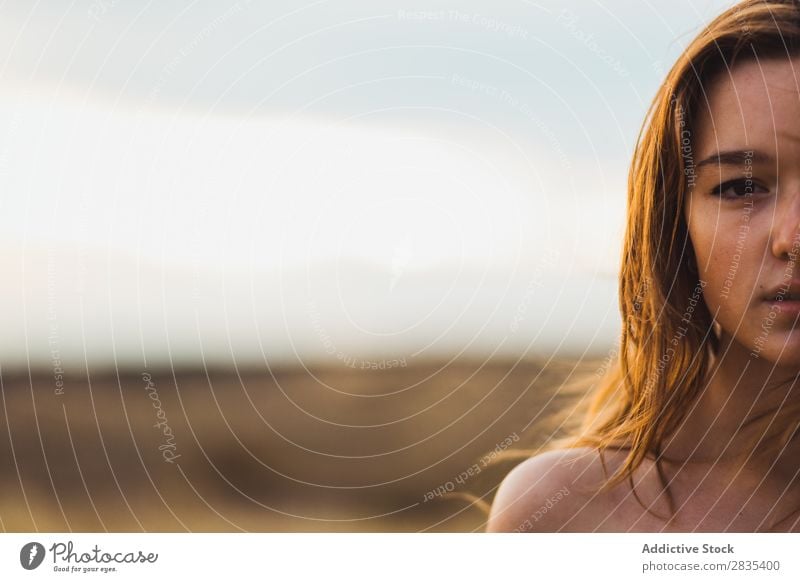 Junge sinnliche Frau in der Natur Jugendliche genießen schön natürlich Porträt Beautyfotografie Model attraktiv hübsch Feld Kleid Fröhlichkeit Behaarung fliegen