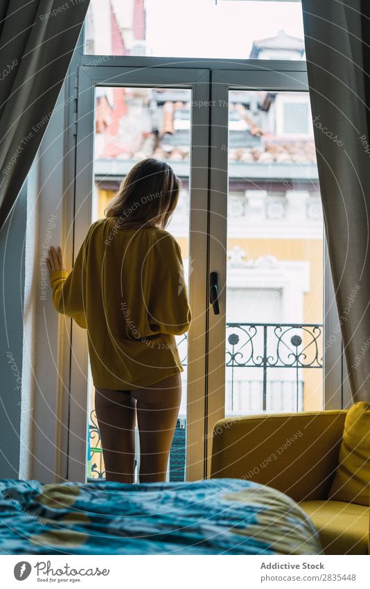 Attraktive Frau im Schlafzimmer hübsch heimwärts Jugendliche stehen attraktiv verführerisch Fenster Erholung Körperhaltung Porträt schön Lifestyle