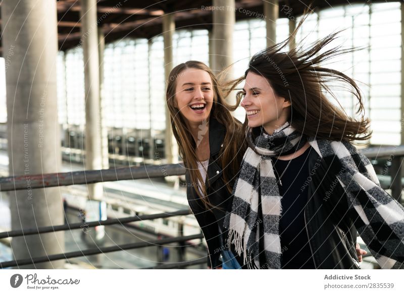 Fröhliche Mädchen beim Gehen Frau hübsch Freundschaft Zusammensein laufen heiter Lächeln schön Porträt Körperhaltung Beautyfotografie Mensch 2 attraktiv