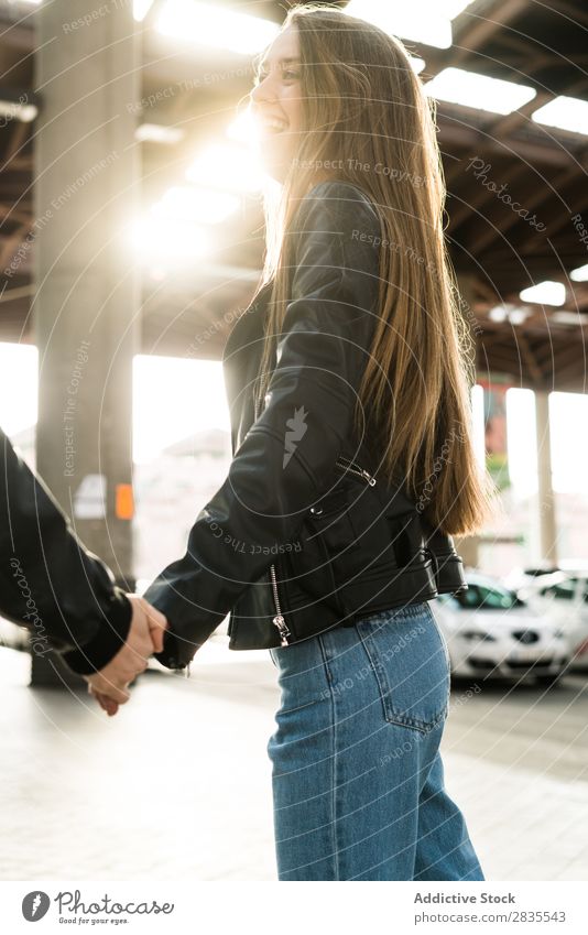 Hübsches Mädchen, das mit einer Freundin spazieren geht. Frau hübsch Händchenhalten Freundschaft Zusammensein laufen heiter Lächeln schön Porträt Körperhaltung