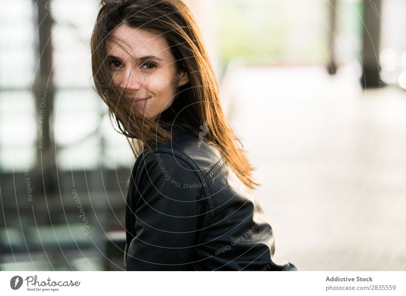 Hübsches Mädchen mit fliegenden Haaren Frau hübsch Blick in die Kamera heiter Lächeln schön Porträt Beautyfotografie attraktiv Jugendliche brünett Model