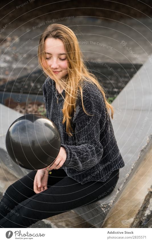 Junges Mädchen in Barcelona Frau hübsch Luftballon schwarz Lachen heiter Mund geöffnet parken Los Linien Boden gelb Porträt jung schön Behaarung Pullover lässig