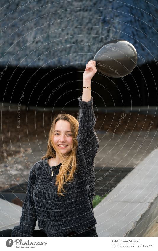 Junges Mädchen in Barcelona Frau hübsch Luftballon schwarz Lachen heiter Mund geöffnet parken Los Linien Boden gelb Porträt jung schön Behaarung Pullover lässig