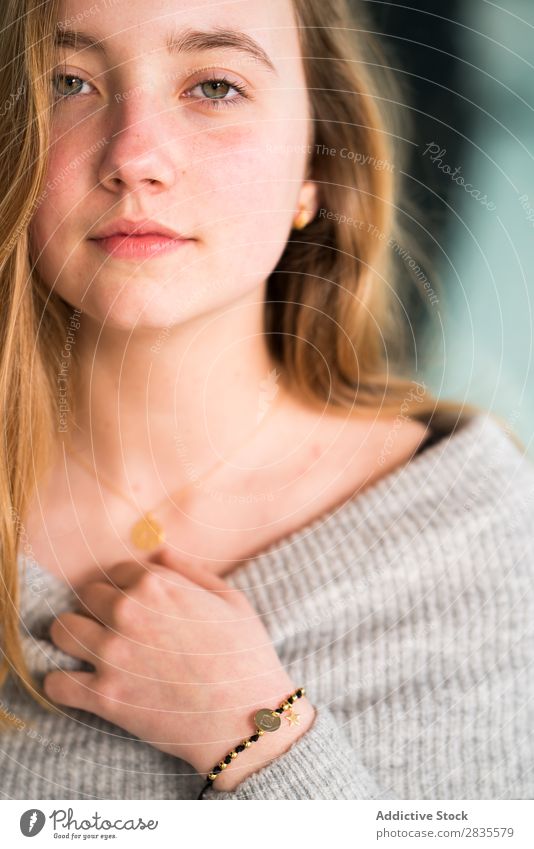 Frau berührt ihren Hals hübsch Porträt Jugendliche schön Blick in die Kamera berühren genießen träumen Fürsorge Halskette Kragen besinnlich Pullover lässig