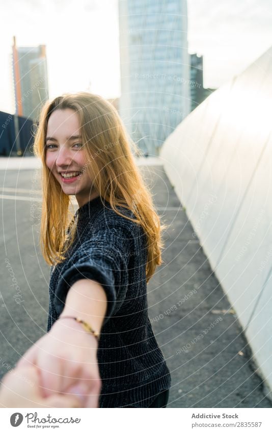 Junge süße Frau. Folgen Sie dem Konzept. mir folgen gestikulieren Lächeln heiter verträumt Gebäude Hand Straße Großstadt urban in die Kamera schauen hübsch jung