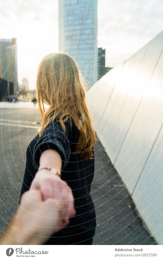 Junge süße Frau. Folgen Sie dem Konzept. mir folgen gestikulieren Lächeln heiter verträumt Gebäude Hand Straße Großstadt urban in die Kamera schauen hübsch jung