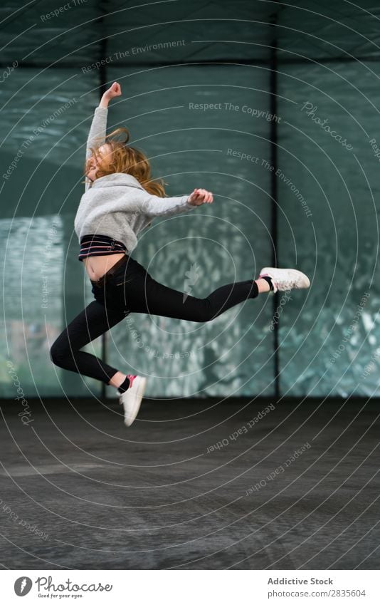 Fröhliche springende Frau rennen Freude hübsch heiter Glück lässig Gast Lächeln Fröhlichkeit Jugendliche schön Pullover Mädchen Beautyfotografie attraktiv