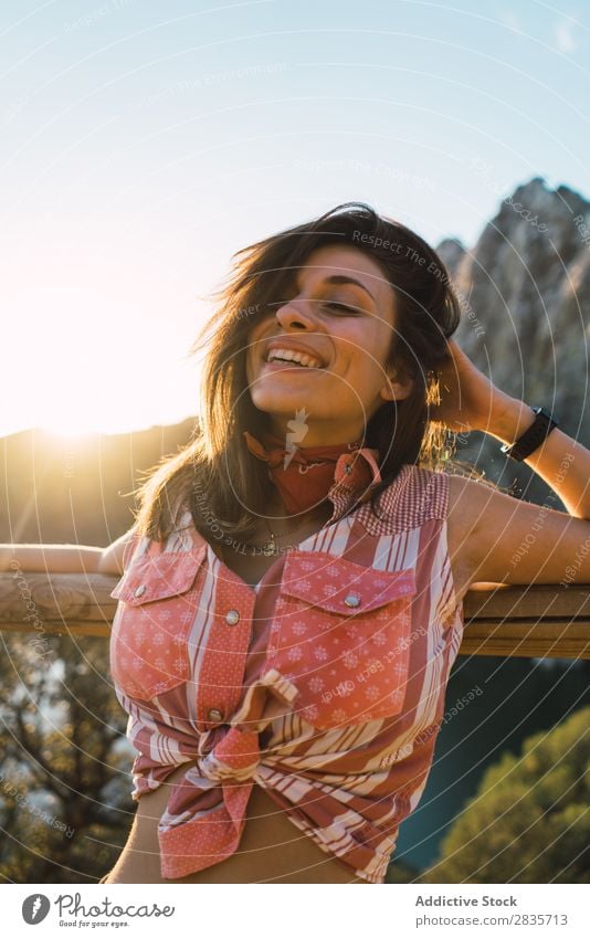 Fröhliche Frau im hellen Licht der Natur heiter Porträt Fröhlichkeit reisend Stil Freizeit & Hobby Menschliches Gesicht selbstbewußt feminin Beautyfotografie