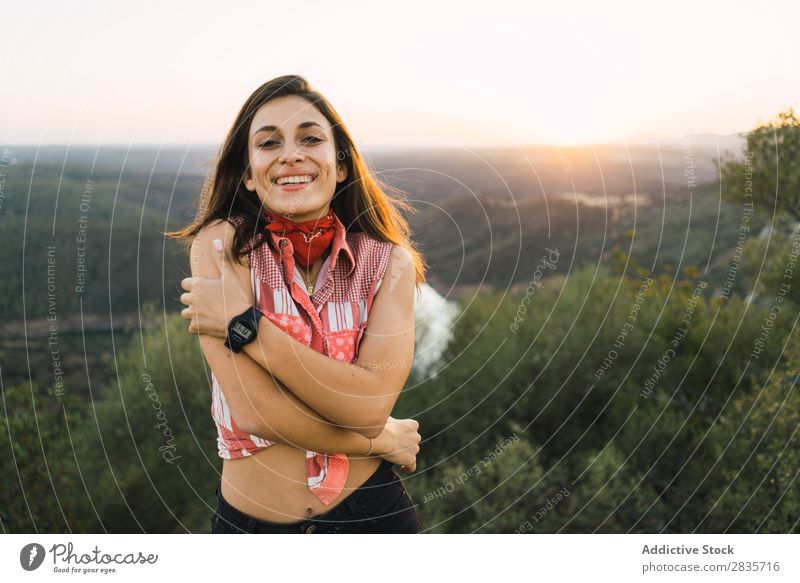 Fröhliche Frau im hellen Licht der Natur heiter Porträt Fröhlichkeit reisend Stil Freizeit & Hobby Menschliches Gesicht selbstbewußt feminin Beautyfotografie