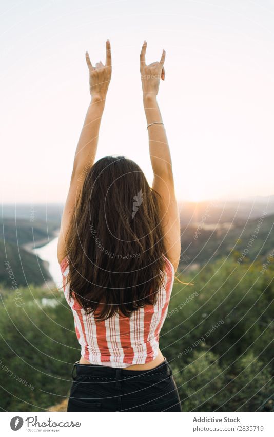 Fröhliche Frau im hellen Licht der Natur heiter Porträt Fröhlichkeit reisend Stil Freizeit & Hobby Menschliches Gesicht selbstbewußt feminin Beautyfotografie