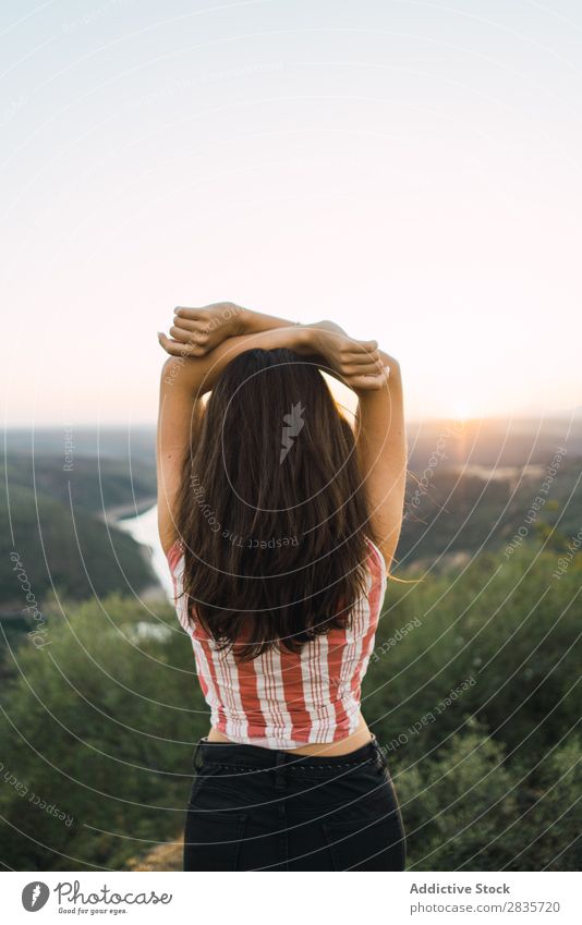 Fröhliche Frau im hellen Licht der Natur heiter Porträt reisend Stil Freizeit & Hobby selbstbewußt feminin Beautyfotografie lässig brünett Sommer